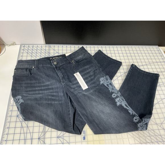 Chico's Platinum Floral Embroidered Ankle Jeans Women's 0.5 Small/6 *NEW -‎ NWT* - Picture 1 of 13